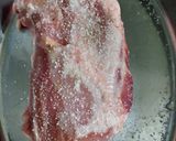 Foto del paso 1 de la receta: Bife de cerdo relleno con verdeo y mozzarella con papas al horno