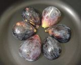 Foto del paso 4 de la receta: Peras confitadas en Rioja rellenas de mango e higos asados