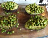 Foto del paso 2 de la receta: Aguacates (paltas) rellenos y horneados con albahaca