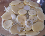 Foto del paso 4 de la receta: Pescadilla al horno con patatas, cebolla y calabacín