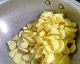 A picture of step 3 of Aloo karhai.