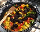 Une image de l'étape 8 de Poulet au curry,poivrons tricolores et pruneaux.