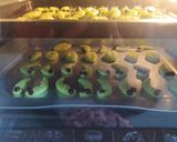 Foto langkah ke 5 dari resep Caterpillar Cookies (Kue Kering Ulat Hijau).