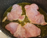 Foto del paso 2 de la receta: Jamoncitos de pollo con salsa de pimientos y tomate