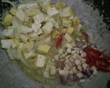 Foto langkah ke 5 dari resep Tumis brokoli tahu ayam.