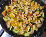 Foto del paso 4 de la receta: Pollo tex mex con calabacín