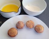 A picture of step 6 of Jam-Doughnut Mini Muffins.