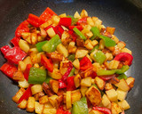 Foto del paso 2 de la receta: Pollo con patatas y pimiento