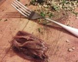 Foto del passaggio 4 della ricetta Spaghetti con acciughe, capperi, pinoli e pangrattato 🍝