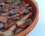 Foto del paso 6 de la receta: Salchichas y panceta al vino con escalivada y kalamatas