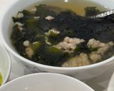 Hình bước làm 3 của món Cơm nhà với sashimi cá hồi ngâm tương, mực chiên, salad tôm, canh rong biển thịt băm