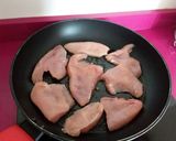 Foto del paso 1 de la receta: Pechuga de pavo en salsa de pimiento