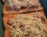 Foto langkah ke 4 dari resep Kreasi roti tawar: pizza homemade toping baso keju.