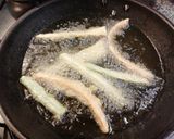 Foto del paso 2 de la receta: Cena liviana: Tempura de pencas, zanahoria y apio