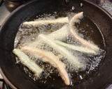 Foto del paso 2 de la receta: Cena liviana: Tempura de pencas, zanahoria y apio