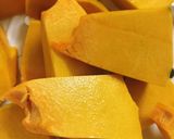Hình bước làm 1 của món Canh Bí Đỏ Nấu Nấm Rơm