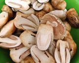 Hình bước làm 1 của món Nấm Rơm Kho Đậu Hủ Rau Răm