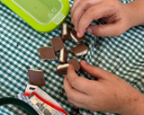 Foto del paso 2 de la receta: Polos de kinder chocolate [receta para hacer con niños]