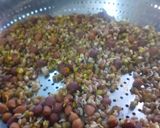 स्टीम दाल मोट मूंग चना चाट(steam dal moth moong chana chaat recipe in hindi) रेसिपी चरण 2 फोटो
