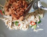 Foto langkah ke 4 dari resep Tumis jamur tiram kulit ayam.