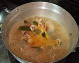 รูปขั้นตอนการทำที่ 5 ของ ต้มยำโครงไก่ปลากระป๋อง