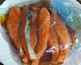 Foto del paso 1 de la receta Escalopines de salmón marinados en soja, naranja y miel