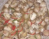Foto langkah ke 3 dari resep Tumis Jamur Kancing Sosis.