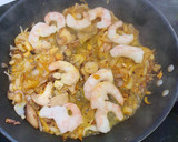 Foto del paso 3 de la receta: Garbanzos al curry con gambones y salmón sobre leche de coco
