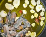 Foto del paso 6 de la receta Patatas confitadas al aroma de langostinos al ajillo