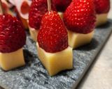 Foto del paso 5 de la receta: 🍓🍑🍈🍒Pinchos de fruta, queso y fiambres🍒🍈🍑🍓