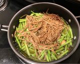 A picture of step 6 of Pork Green Bean Braised Soba Noodles.