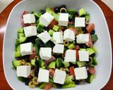 صورة لخطوة 1 من وصفة سلطة يونانية مع جبن فيتا