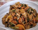 Foto langkah ke 6 dari resep Kerang Hijau Tumis Cabai Hijau.