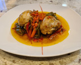Foto del paso 5 de la receta: Muslos de pollo guisados con pimientos, zanahorias y romero