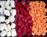 TÉNÉ lilahagyma-ágyon sült zöldségek recept fázis 2 fotója