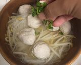 รูปขั้นตอนการทำที่ 3 ของ ก๋วยเตี๋ยวหมี่ลูกชิ้น 🍜