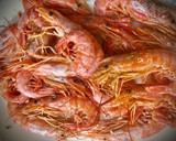 Foto del paso 1 de la receta: Arroz caldoso con langostinos y calamares