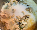 Foto del paso 4 de la receta: Pollo especiado con pasas, anacardos y leche de coco