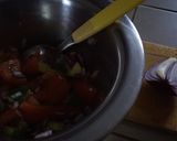 Kolbászos rizs paradicsomos salátával recept fázis 4 fotója