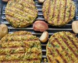 Foto del paso 4 de la receta: Hamburguesa de arvejas con papines y ensalada 🌱