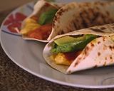 Foto del paso 6 de la receta: 🌯Wrap de tortilla francesa, tomate, aguacate y salsa siracha