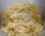 Foto del paso 1 de la receta: Tortillita de papas individual súper express: todo junto a la sartén!🥔🥚