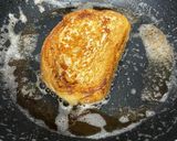 Foto del paso 2 de la receta: Torrijas con licor de hierbas 🌿🍞