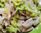 รูปขั้นตอนการทำที่ 3 ของ ไก่ผัดพริกหยวก