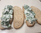 Foto del paso 3 de la receta: Tosta integral con espinacas y queso