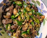 Foto langkah ke 5 dari resep Sapi Jamur Cabai Hijau.