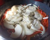 Foto del paso 2 de la receta: Salteado de pescadilla, cebolla y morrón