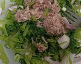Foto langkah ke 2 dari resep Omelette Bayam Ikan Tuna.