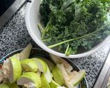 Hình bước làm 2 của món Nước Ép Thanh Mát, Giải Nhiệt Ngày Hè: Combo Detox Cải kale Và Ổi 1:1
