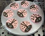 Foto langkah ke 9 dari resep Ladybugs CupCake.